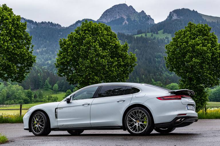 Porsche-Panamera-Turbo-S-E-Hybrid-Executive-Mountain