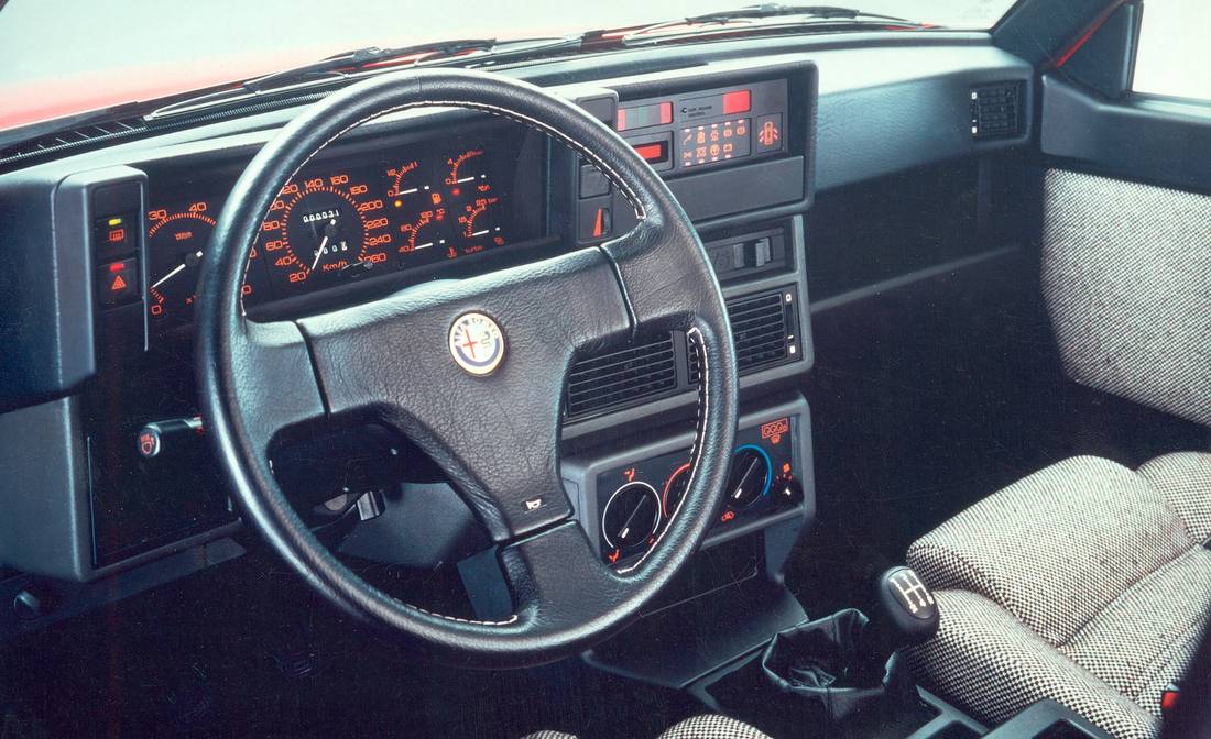 alfa-romeo-75-interior