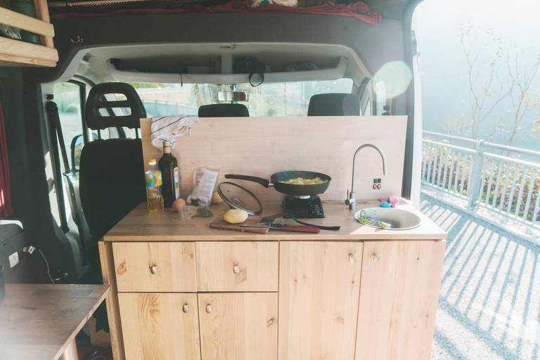  Mit nachträglich eingebautem Herd, Kühlschrank, Stromanschluss und Bett wird ein Van zum Camper-Van.