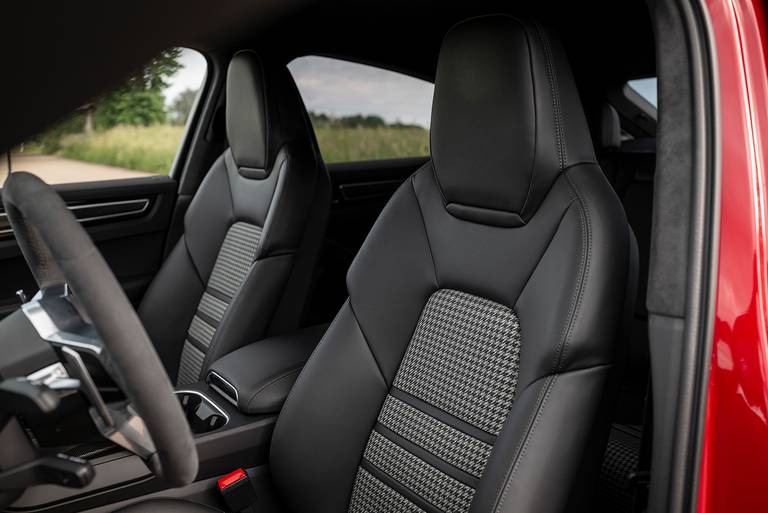 Porsche-Cayenne-GTS-Coupe-2020-Seats