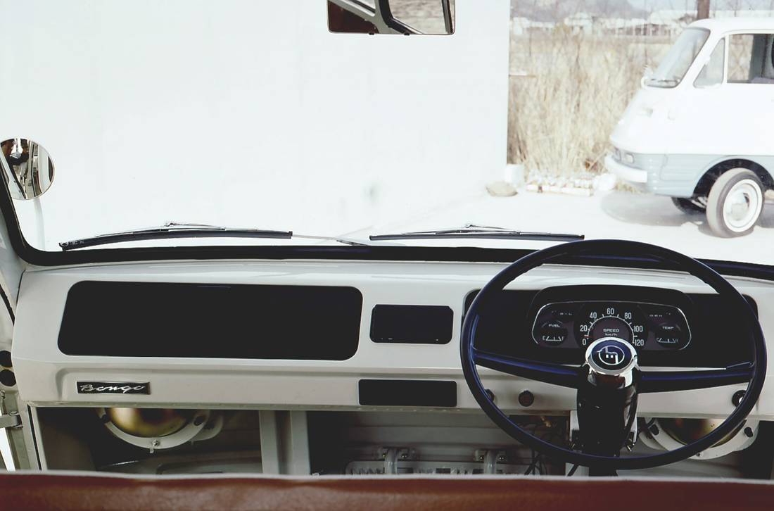 mazda-e-bongo-interior