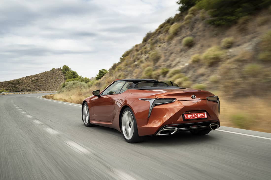 AS24 Lexus LC 500 Convertible 2021 rijdend achter