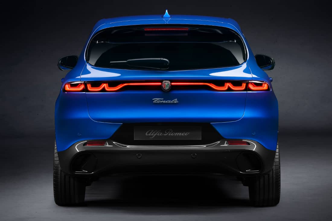  Emotionally strong rear view: According to Alfa, the continuous strip of lights should represent a sine curve.