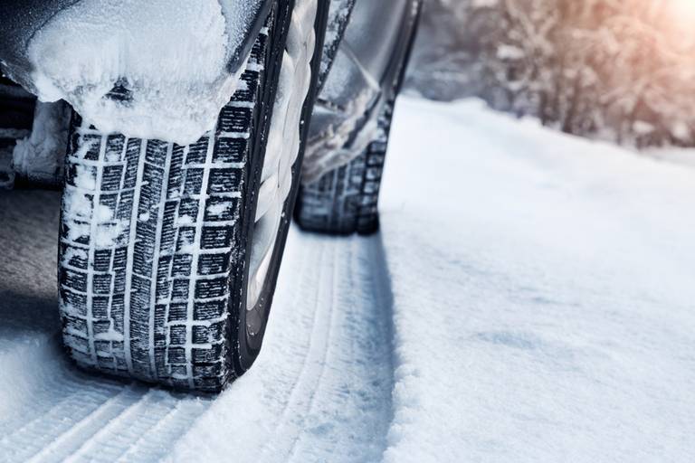  Damit eine Feststellbremse überhaupt einfrieren kann, müssen besondere Voraussetzungen gegeben sein. Faktoren wie Regen, Schneematsch oder das Parken im Winter unmittelbar nach der Autowäsche erhöhen die Wahrscheinlichkeit der Eisbildung an der Mechanik der Handbremse.