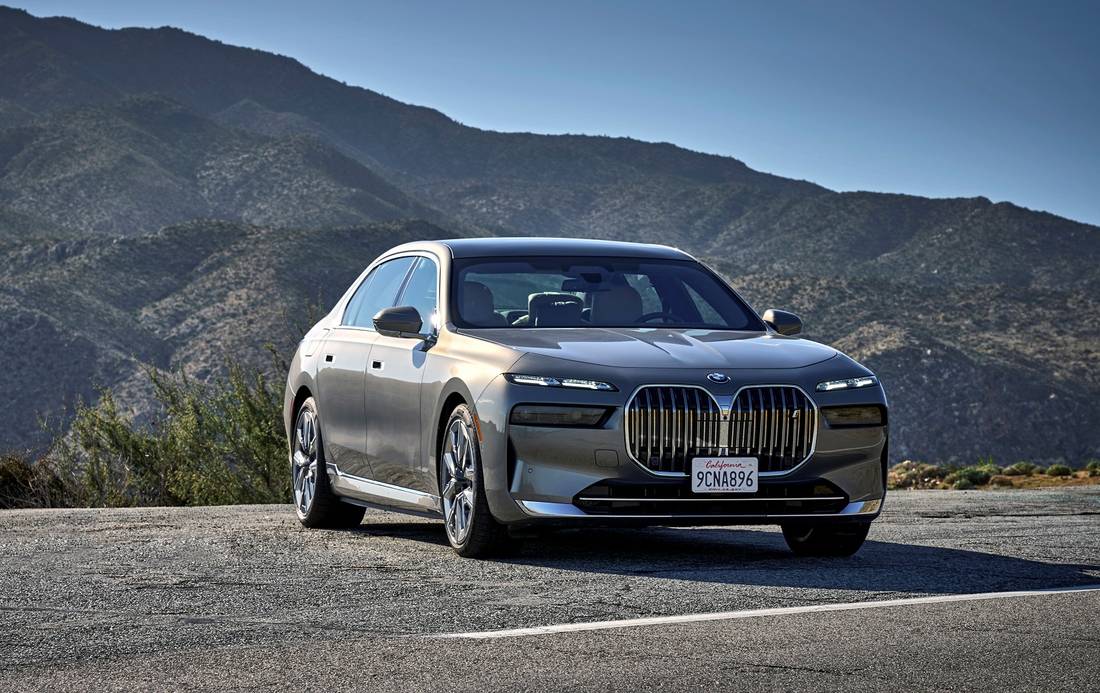 bmw-i7-xdrive-2023-front
