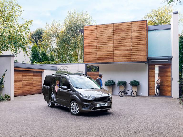  Der Ford Tourneo Courier ist ein günstiger Familienwagen mit üppigem Kofferraumvolumen und Schiebetüren auf beiden Seiten.