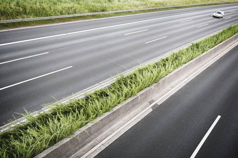 Auto fährt auf Autobahn