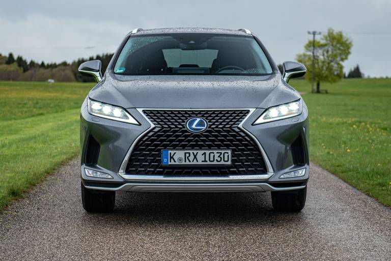  Massiger Grill, flankiert von serienmäßigen LED-Scheinwerfern. Inmitten ist das blau hinterlegte Lexus-Emblem zu sein - ein Indiz auf die Hybrid-Version.