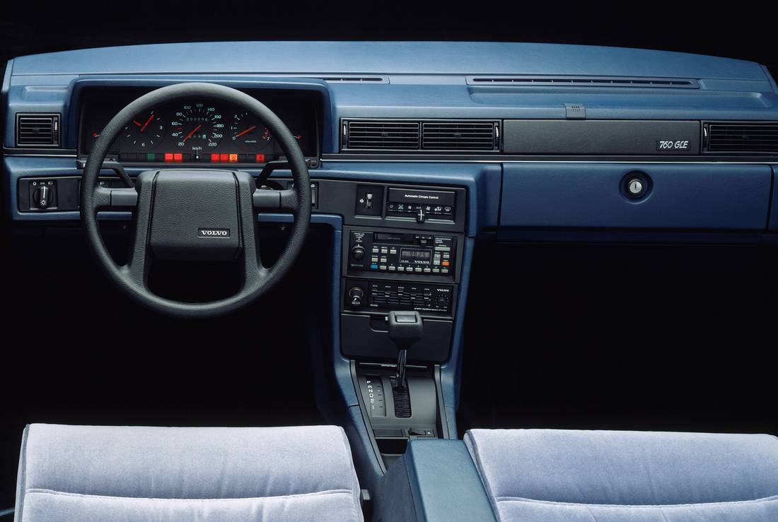 volvo-745-interior