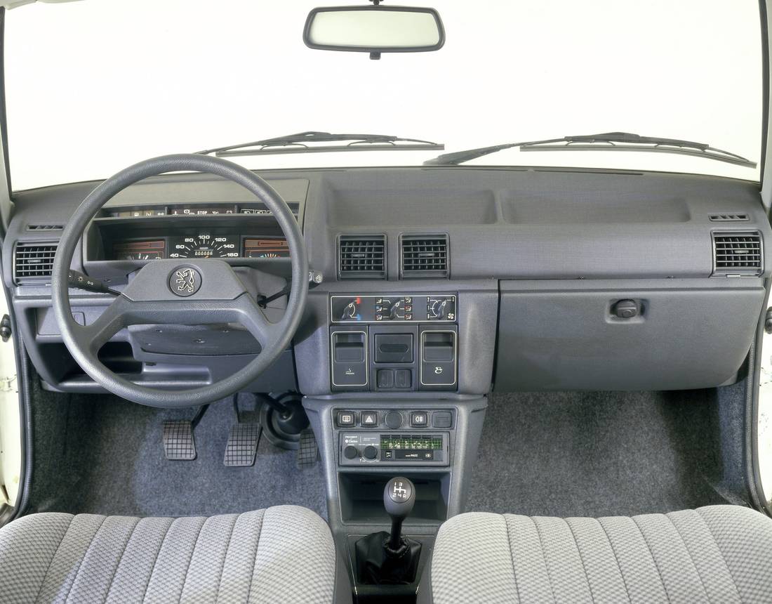 peugeot-305-interior