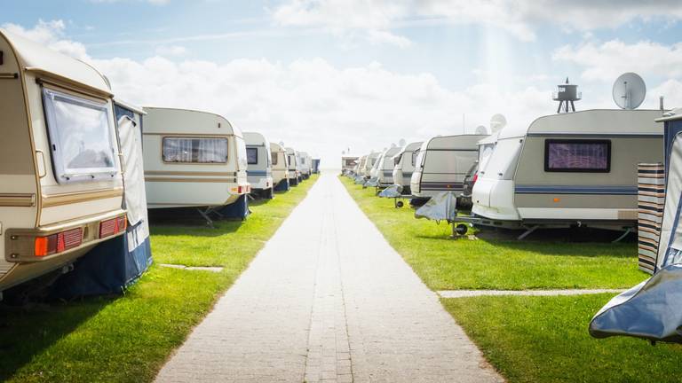 iStock-485047594_Wohnwagen Caravan Campingplatz