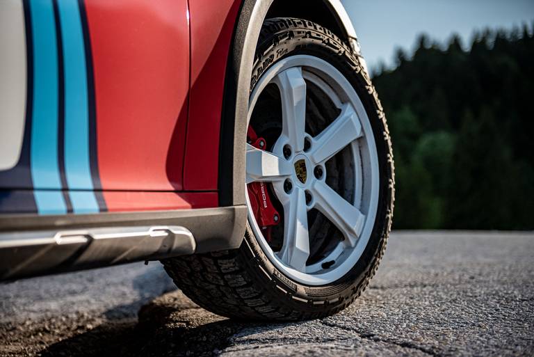  Pirelli entwickelte für den Dakar zusammen mit Porsche spezielle All Terrain Plus Reifen. Im Gelände top, auf der Straße manchmal ohne Grip.