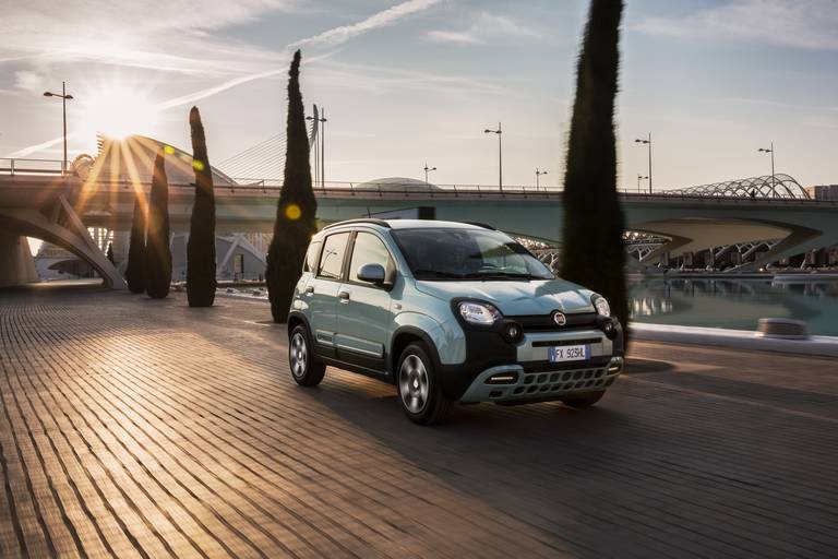 Mit einem Basispreis von rund 13.500 Euro ist der Fiat Panda Hybrid der günstigste Hybrid-Kleinwagen 2024.