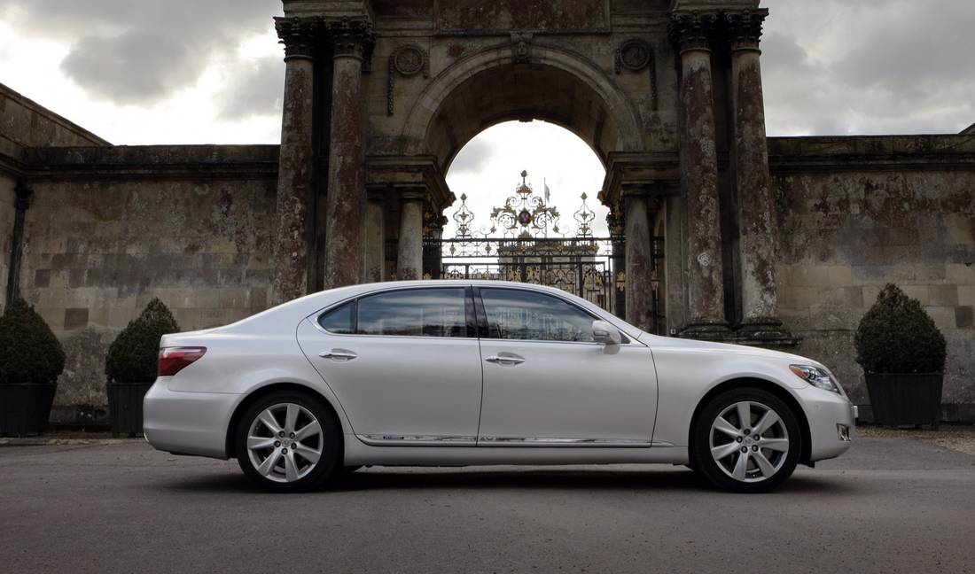 lexus-ls-600h-side