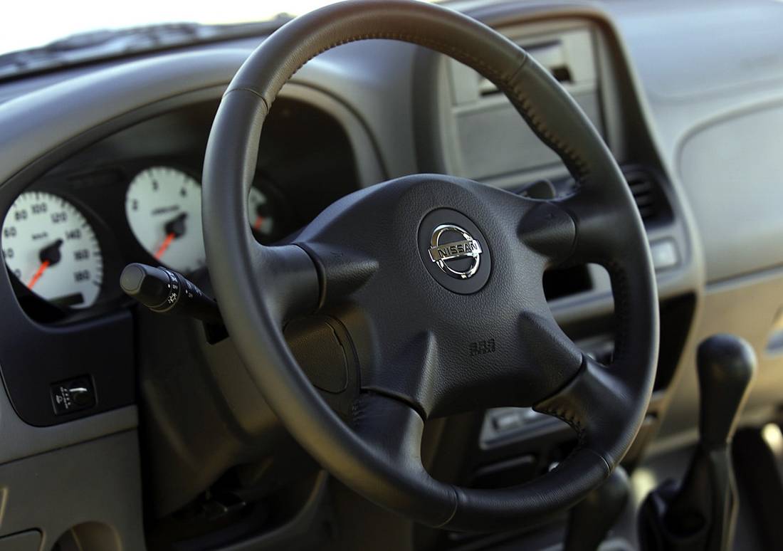 nissan-pick-up-interior