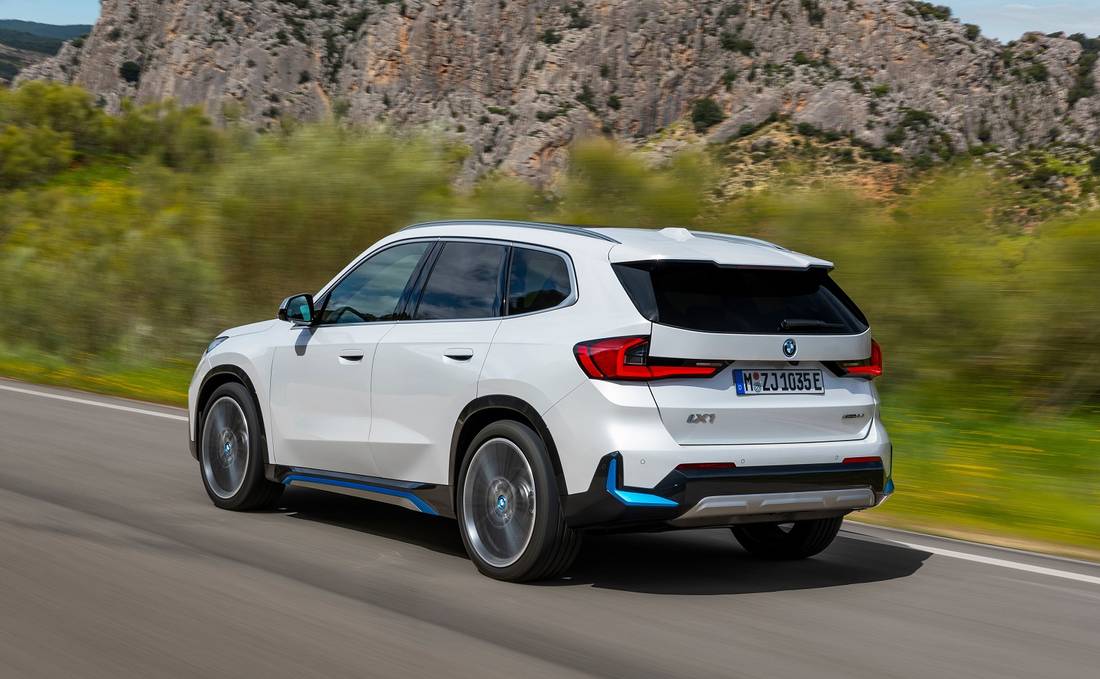 bmw-ix1-heckansicht-fahraufnahme
