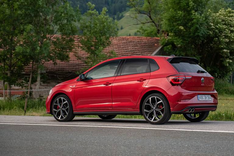  Unser Testwagen steht auf optionalen 18 Zoll Rädern mit 215er Reifen. Serienmäßig wird der Polo GTI derweil mit 17 Zöllern ausgeliefert.