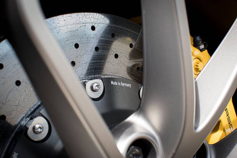  Der Notbremsassistent unterstützt vorrausschauendes Fahren und erhöht im Notfall den Bremsdruck.
