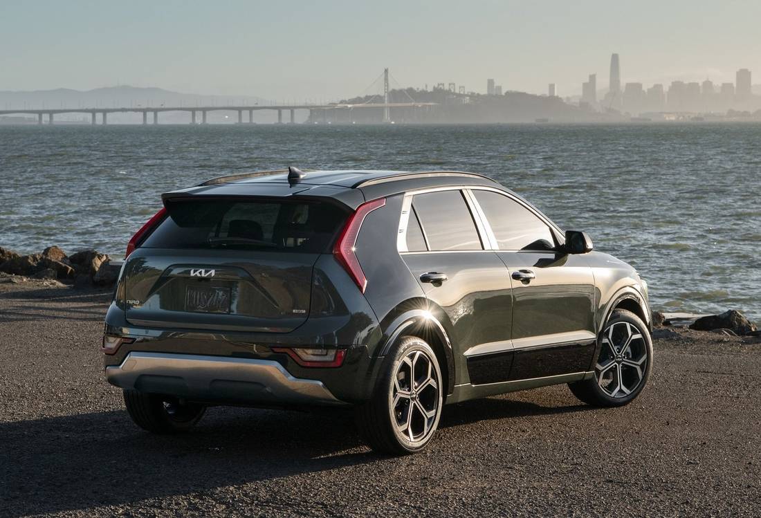 kia-niro-back