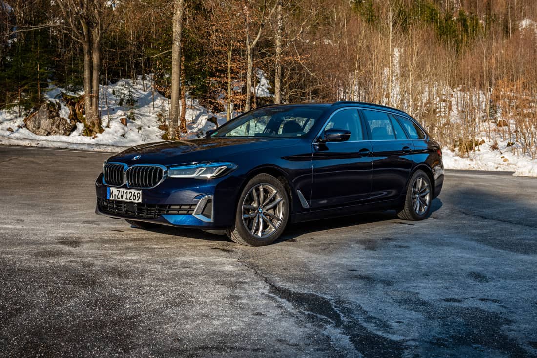 BMW-540i-xDrive-Touring-G31-Front-Side