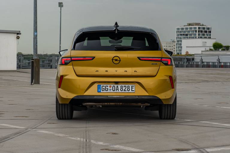  Das vorläufige Top-Modell als Hybrid leistet 180 PS und schafft ein Spitzentempo von 225 km/h. In Sachen Fahrdynamik ist der neue Opel Astra definitiv oben auf - auch beim Preis. Mindestens 39.100 Euro rufen die Rüsselsheimer für den PHEV auf.