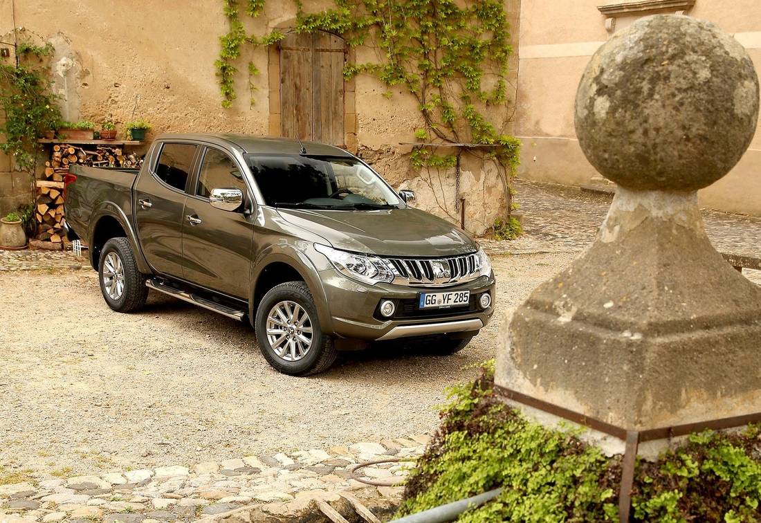 mitsubishi-l200-gray-front