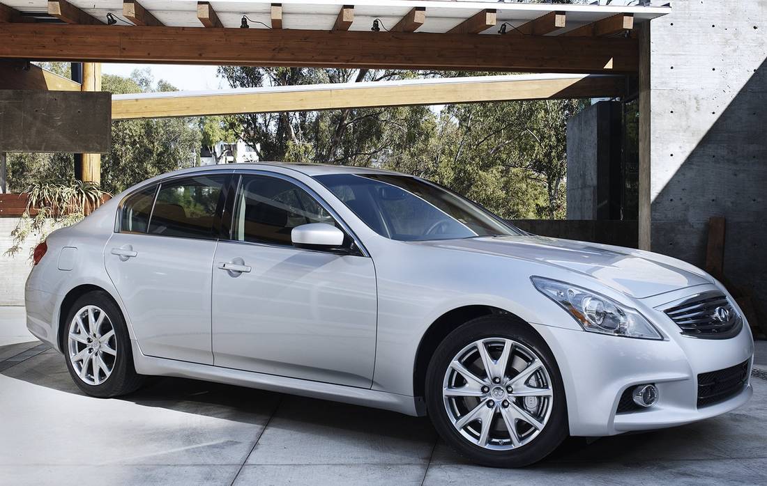 infiniti-g37-side