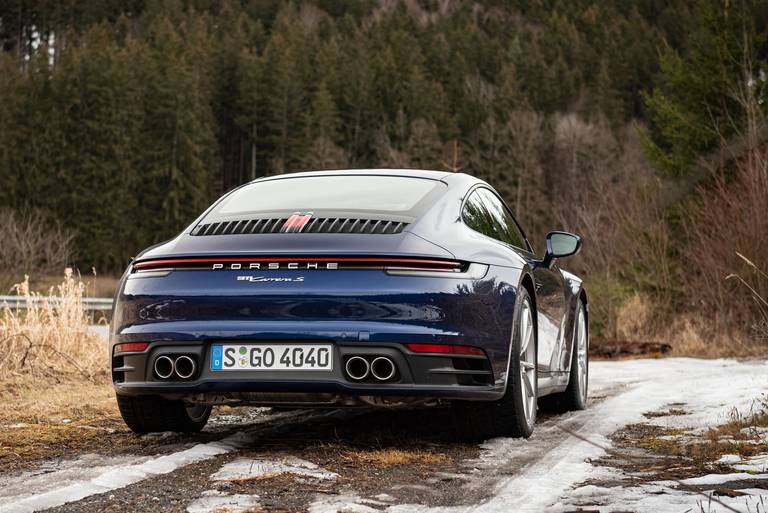 Porsche-911-Carrera-S-Schalter-2021-Rear-Side