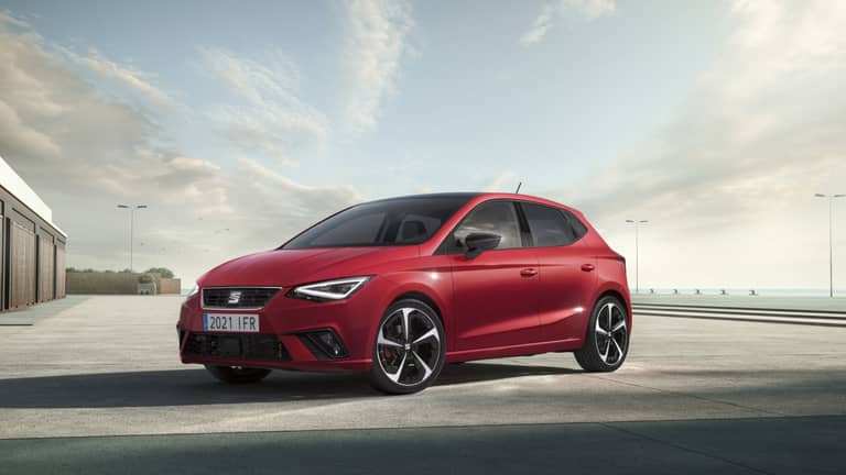  Der Seat Ibiza kommt 1984 auf den Markt und jagt den verwandten VW Polo mit günstigem Preis und sportlichem Image.