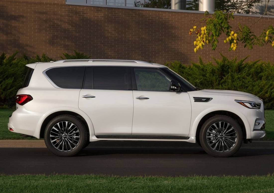 infiniti-qx80-white-side