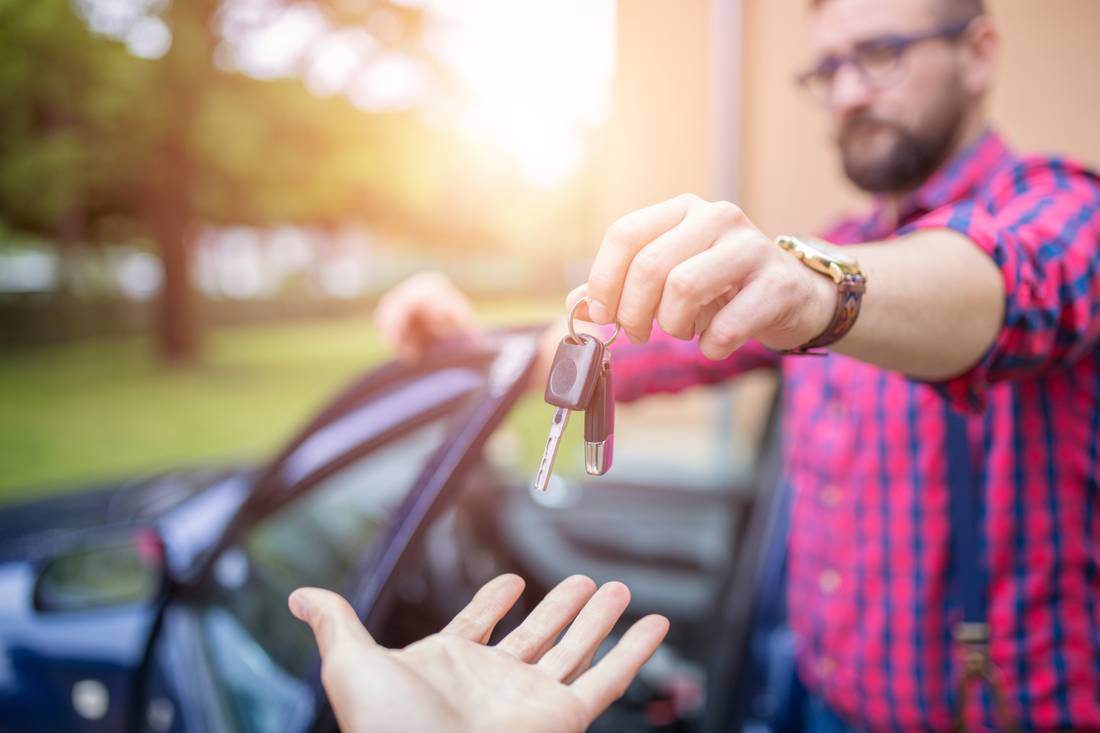 car handover, key, schlüssel übergeben