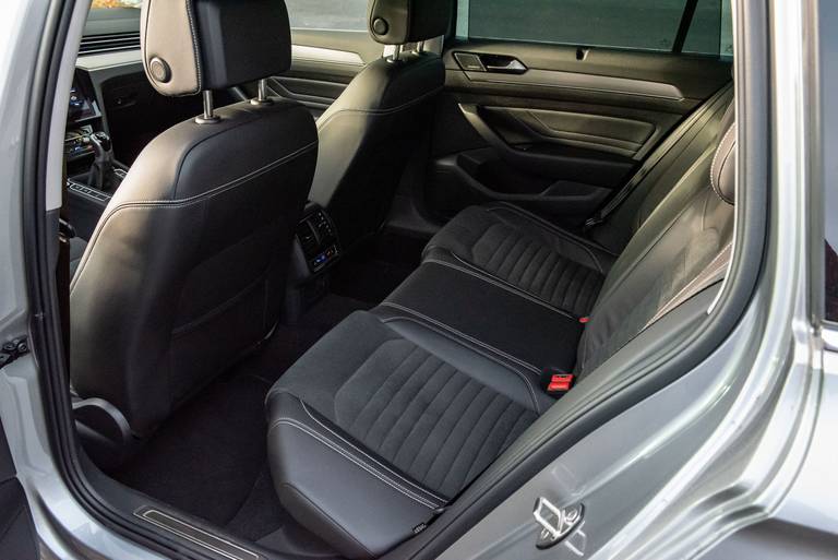 VW-Passat-Variant-2022-Rearseats