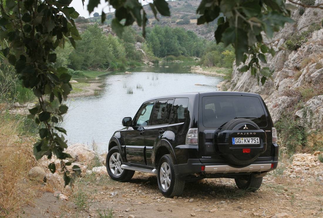 mitsubishi-pajero-back