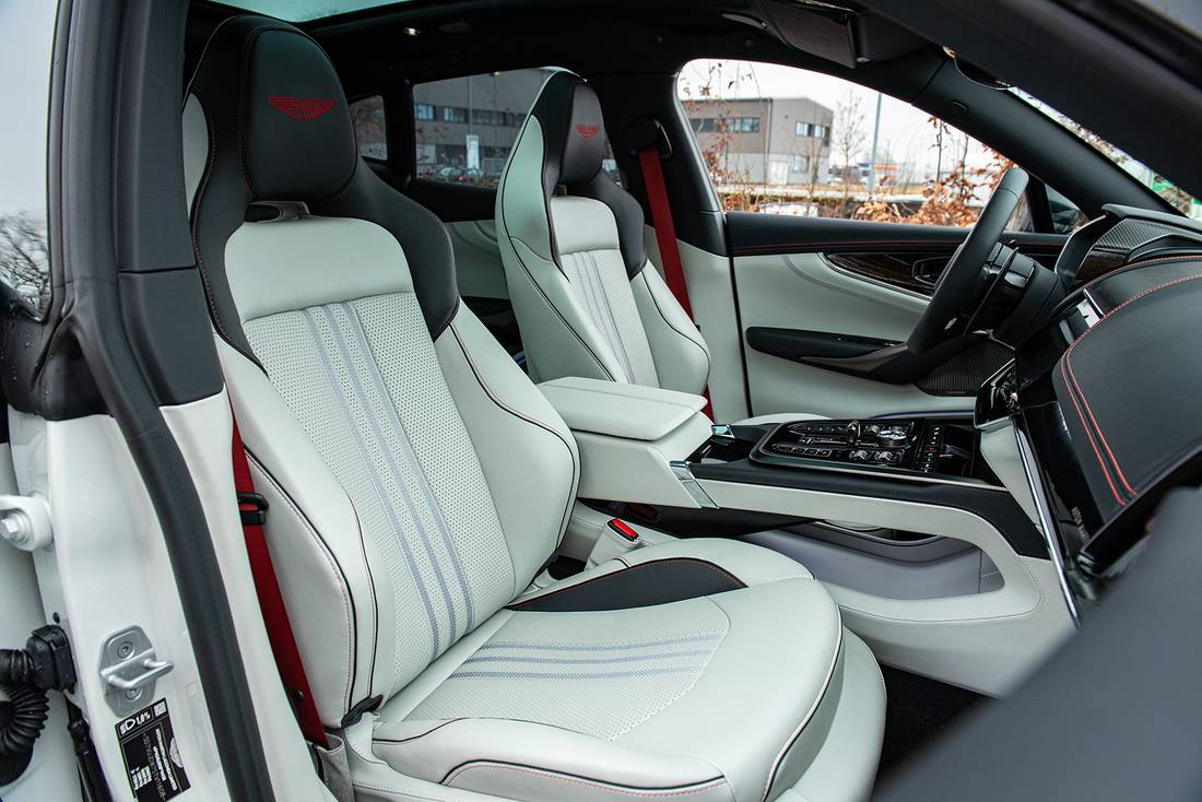 aston-martin-dbx-707-2025-sitze