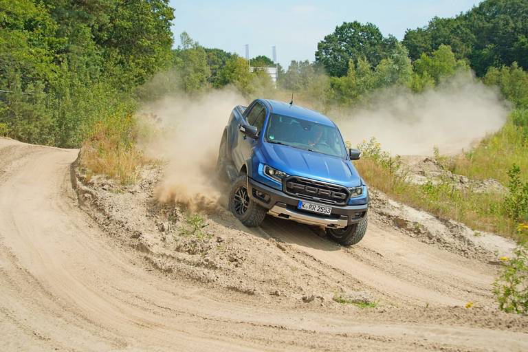  Offroader sind mit Allradantrieb, Untersetzung und entsprechender Bereifung auch für anspruchsvolle Geländefahrten geeignet.