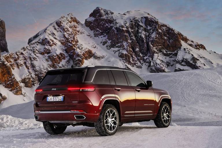  Das beliebte  große SUV Jeep Grand Cherokee gibt es heute bereits in fünfter Generation.