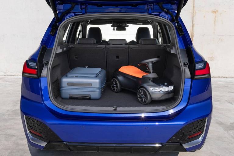  In den Kofferraum des PHEV-2er passen gut nutzbare 406 Liter Gepäck. Eine elektrische Heckklappenbetätigung ist Serie.