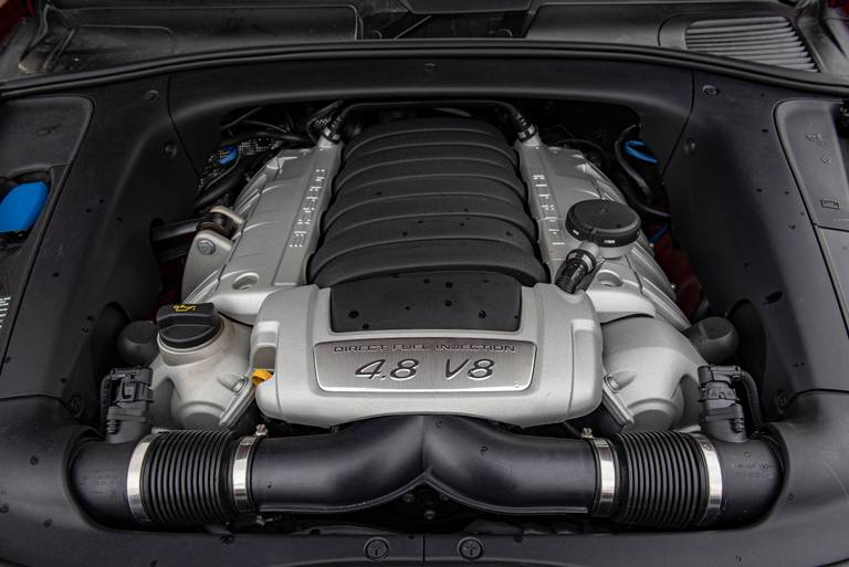  Der Achtzylinder-Saugmotor des ersten Cayenne GTS präsentiert sich typisch deutsch: Sachlich und aufgeräumt. Aus 4,8 Liter Hubraum schöpft das Aggregat 405 PS und ein maximales Drehmoment von 500 Nm.