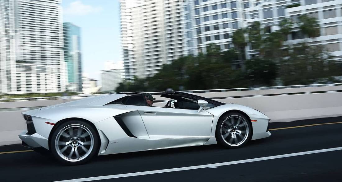 lamborghini-aventador-roadster-side