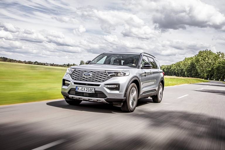  Fährt  mit Plug-in-Hybrid-Antrieb vor – der Ford Explorer PHEV.