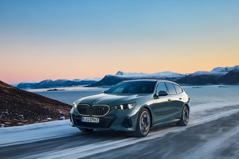 bmw-i5-touring-even-huilen-voor-fans-van-benzine-en-typische-bmw-achterklep-2024-04