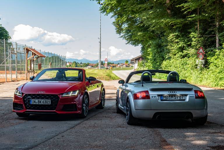  Die dritte Generation des Audi TT Roadster (FV) zeigt deutlich mehr Kante als der Debütant. Der große Grill wird flankiert von grimmig dreinblickenden LED-Scheinwerfern, die Außenfarbe lautet auf den Namen Tangorot Metallic.