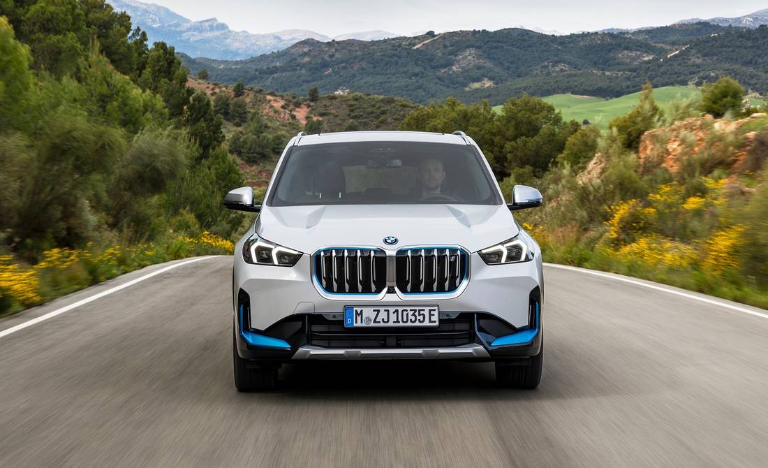 bmw-ix1-frontansicht-fahraufnahme