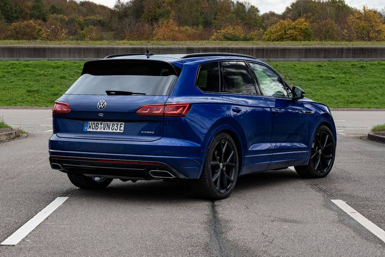 VW-Touareg-R-Hybrid-Side-Rear