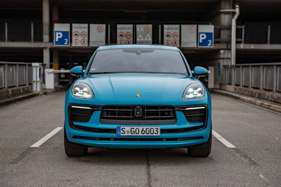  Unmistakably a Porsche!  The front end with the optionally darkened LED headlights leaves little room for speculation as to who is being shot in the rear-view mirror.  The paintwork in "miamiblue" however, is a matter of taste.