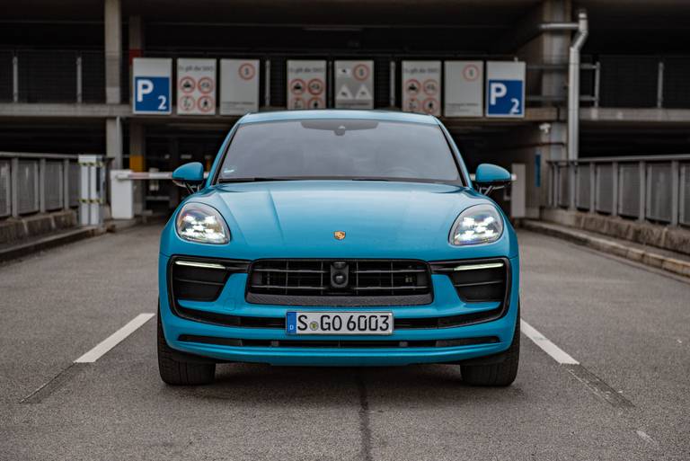  Unverkennbar ein Porsche! Die Frontpartie mit den optional abgedunkelten LED-Scheinwerfern lässt wenig Raum für Spekulation, wer hier im Rückspiegel angeschossen kommt. Die Lackierung in "miamiblau" ist dagegen Geschmackssache.