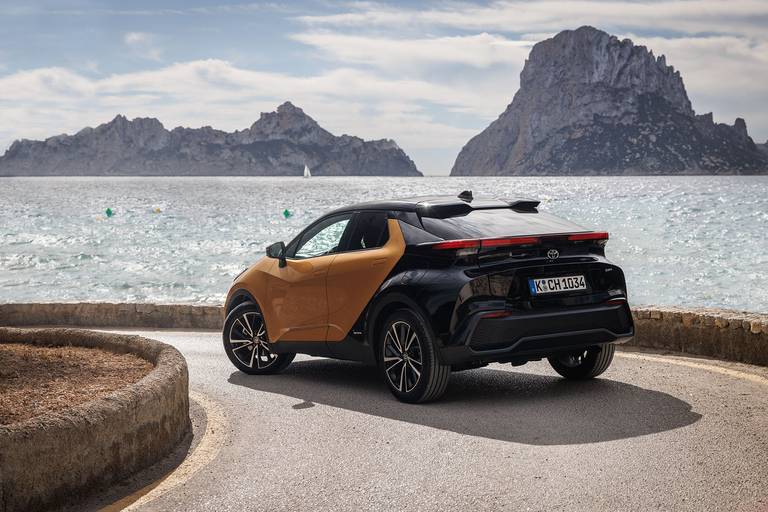  The Toyota C-HR is a true bird of paradise with its two-tone paint.  Very trendy: flat LED strips as rear lights.