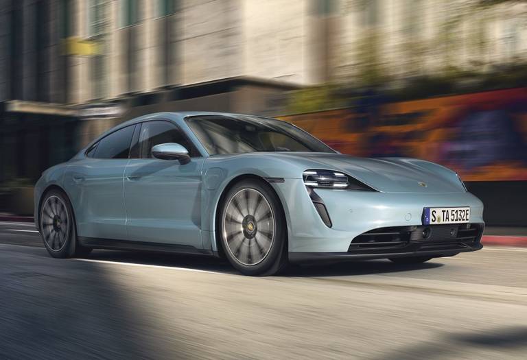  Der Porsche Taycan teilt sich Technik mit dem Audi e-tron GT, besitzt aber ein eigenständiges Design.