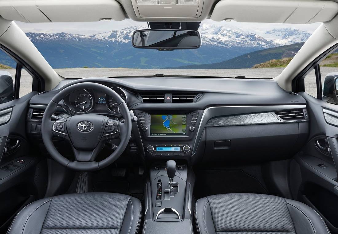 toyota-avensis-interior