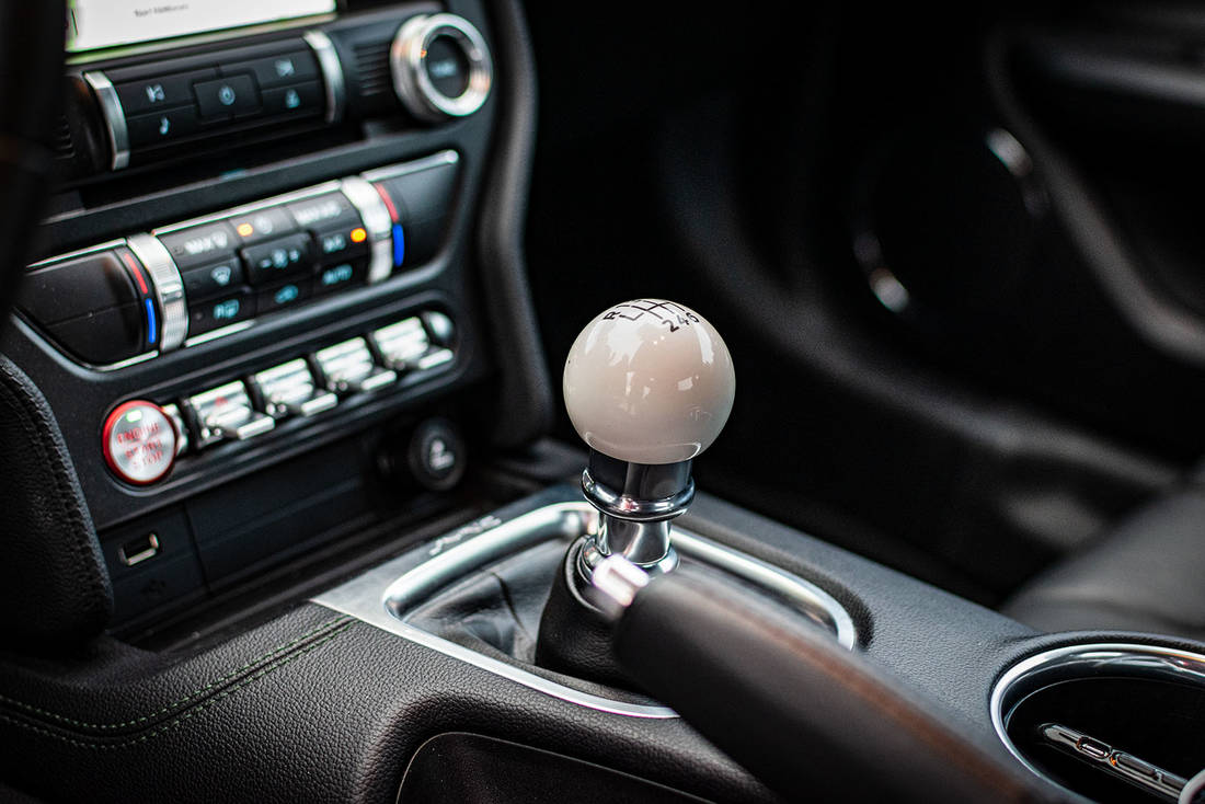 Hand am schaltknauf des autos der fahrer schaltet die geschwindigkeit im  auto hand am schalthebel